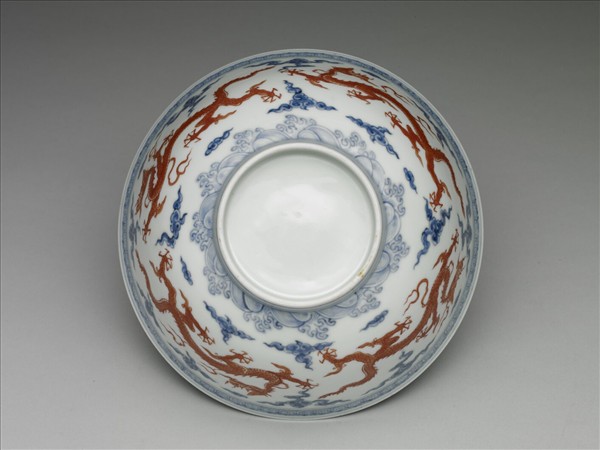 青花描紅五龍紋碗