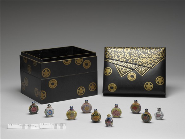 玻璃胎畫琺瑯黑地百花錦紋鼻煙壺