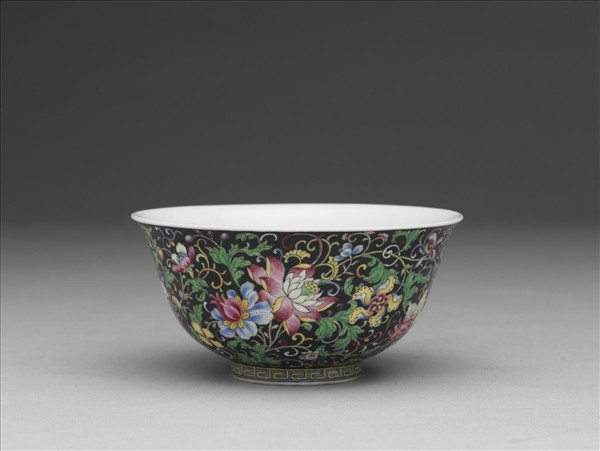 琺瑯彩黑地番蓮花紋碗