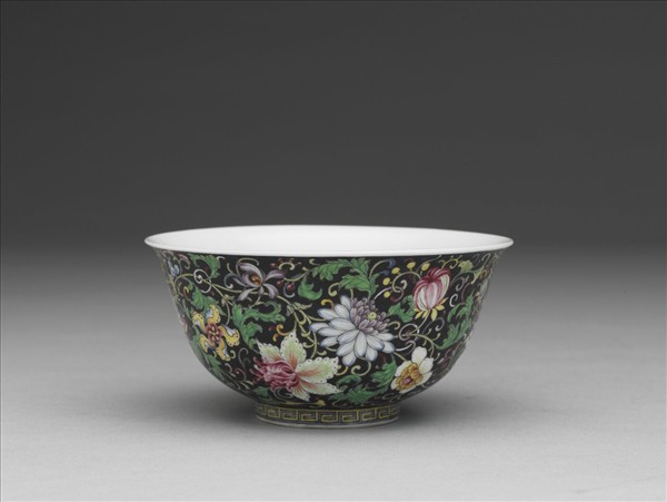 琺瑯彩黑地番蓮花紋碗