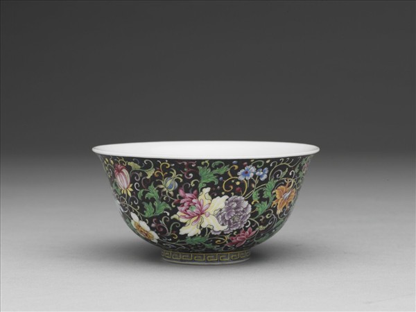 琺瑯彩黑地番蓮花紋碗