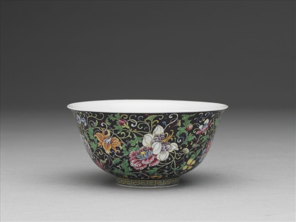 琺瑯彩黑地番蓮花紋碗