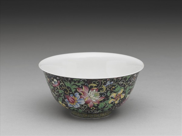 琺瑯彩黑地番蓮花紋碗