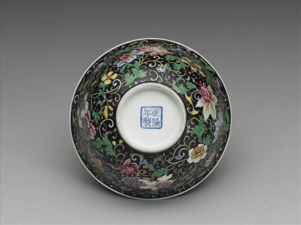 琺瑯彩黑地番蓮花紋碗