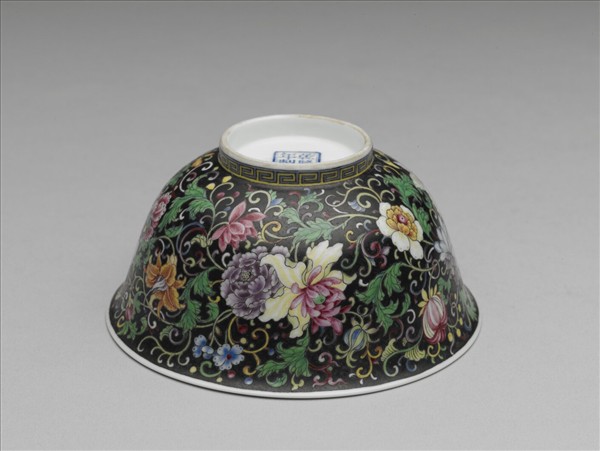 琺瑯彩黑地番蓮花紋碗