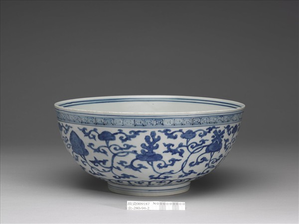 青花纏枝靈芝八寶紋碗