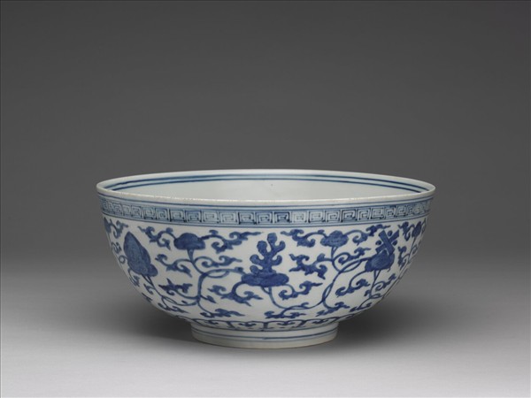 青花纏枝靈芝八寶紋碗