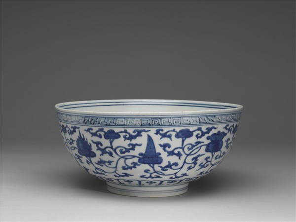 青花纏枝靈芝八寶紋碗