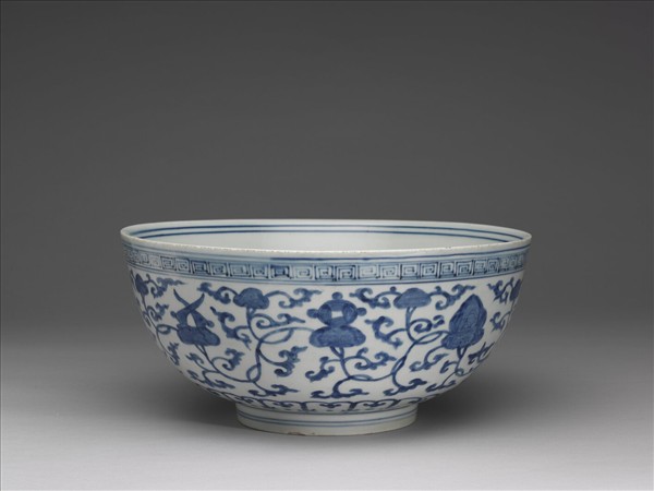 青花纏枝靈芝八寶紋碗