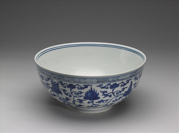 青花纏枝靈芝八寶紋碗