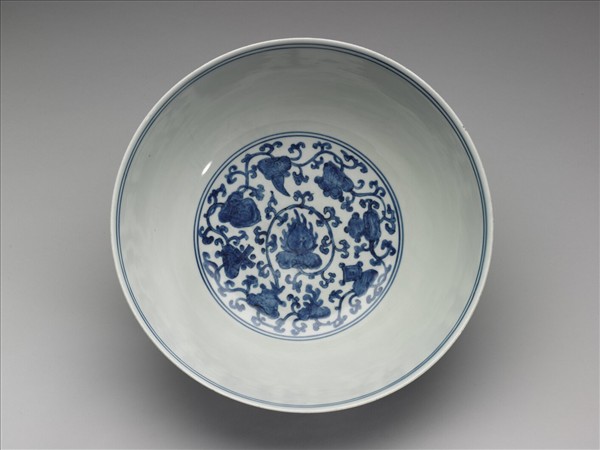 青花纏枝靈芝八寶紋碗