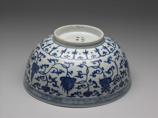 青花纏枝靈芝八寶紋碗