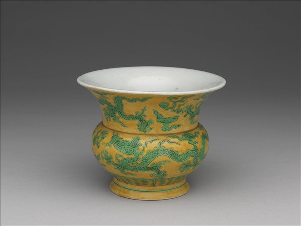 黃釉綠彩龍紋渣斗