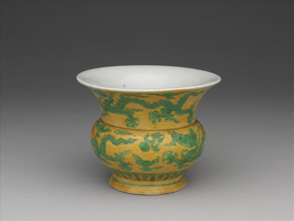 黃釉綠彩龍紋渣斗
