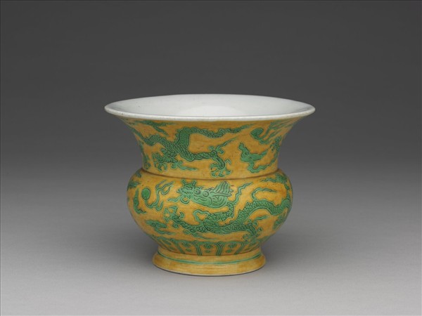 黃釉綠彩龍紋渣斗