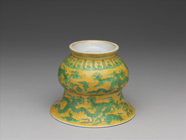 黃釉綠彩龍紋渣斗