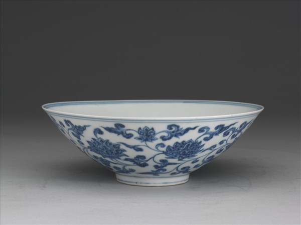 青花番蓮紋碗