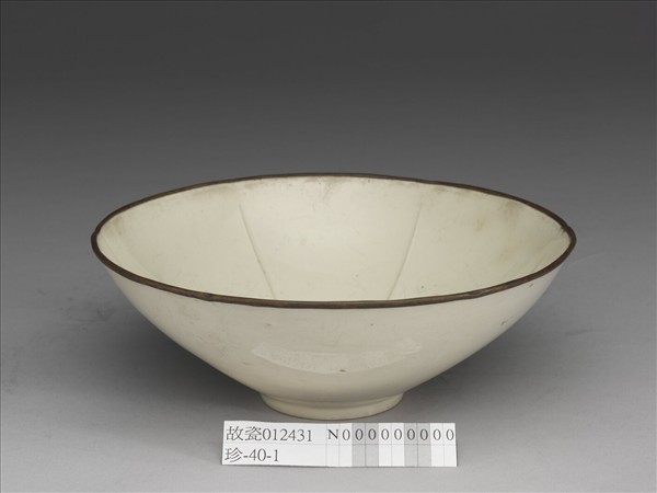 定窯 白瓷劃花蓮花紋碗