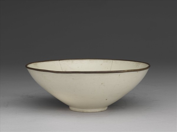 定窯 白瓷劃花蓮花紋碗