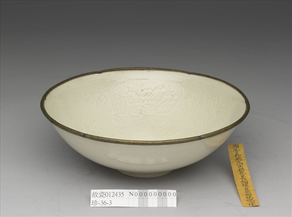 定窯 白瓷印花牡丹螭龍紋葵口碗