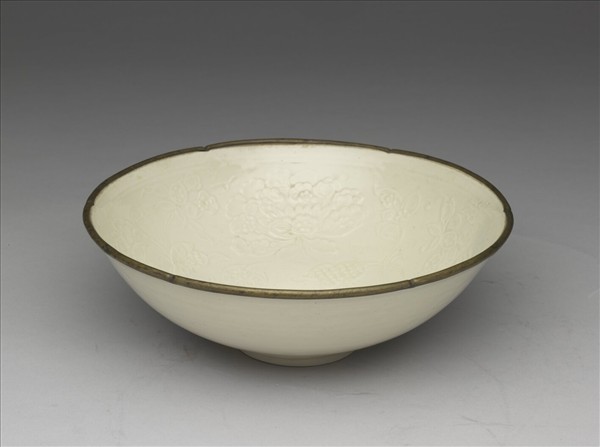 定窯 白瓷印花牡丹螭龍紋葵口碗
