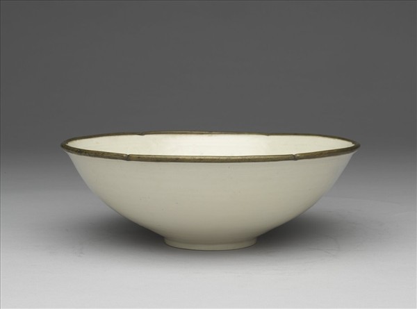 定窯 白瓷印花牡丹螭龍紋葵口碗