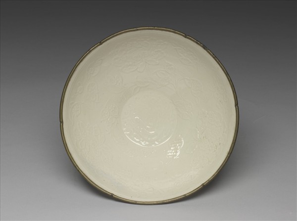 定窯 白瓷印花牡丹螭龍紋葵口碗