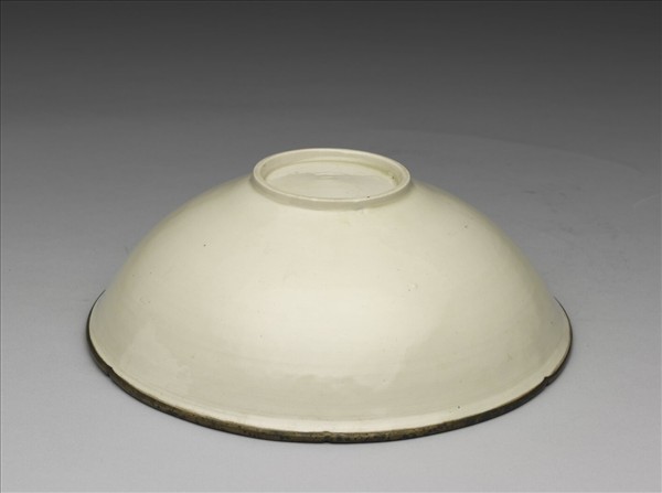 定窯 白瓷印花牡丹螭龍紋葵口碗