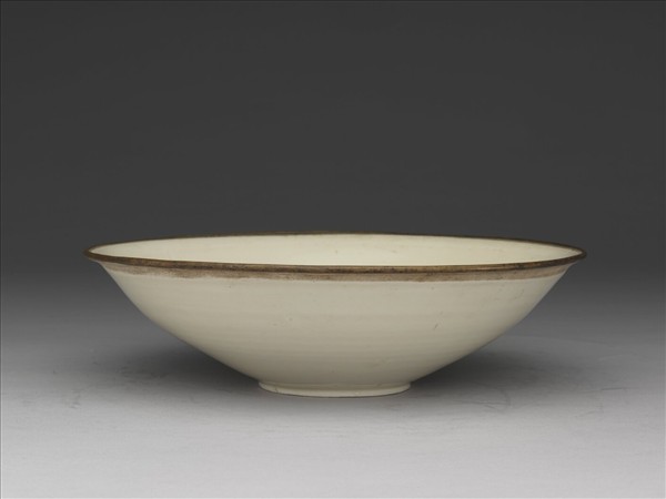 定窯 白瓷劃花蓮塘雙鳧紋碗