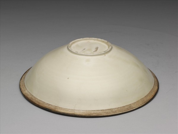 定窯 白瓷劃花蓮塘雙鳧紋碗