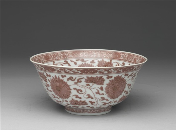 釉裡紅番蓮紋碗