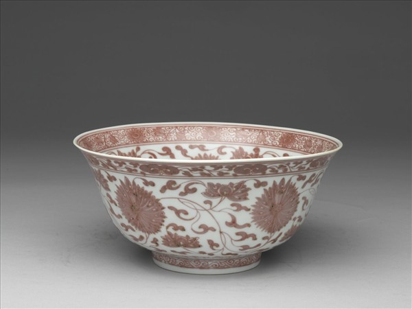 釉裡紅番蓮紋碗