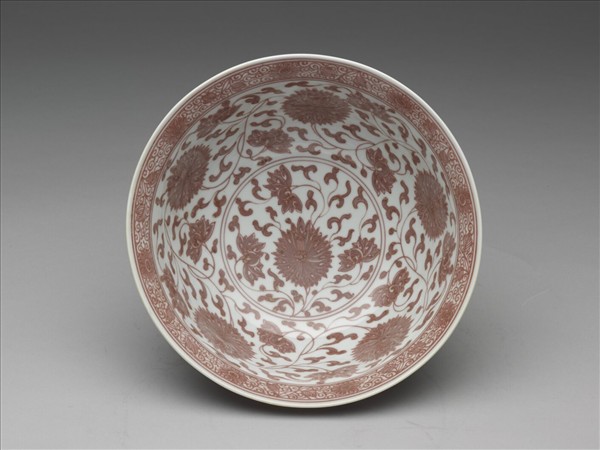 釉裡紅番蓮紋碗