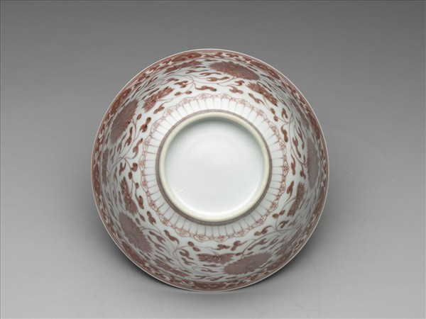 釉裡紅番蓮紋碗