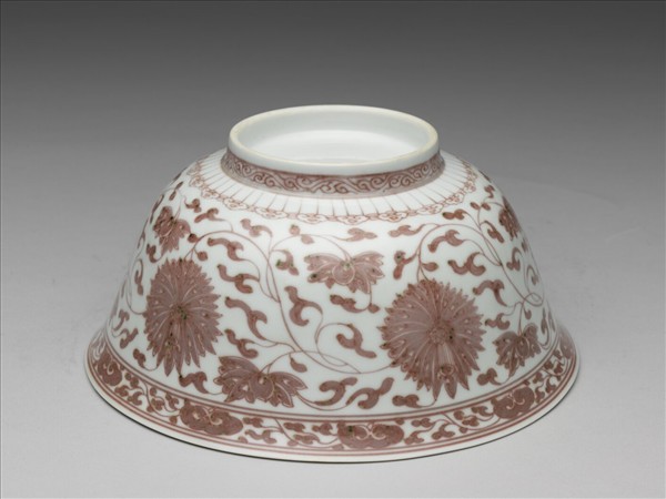 釉裡紅番蓮紋碗