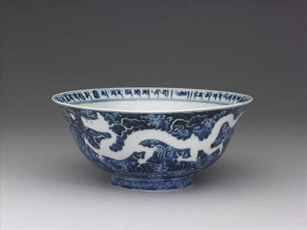 藍地白花龍紋碗