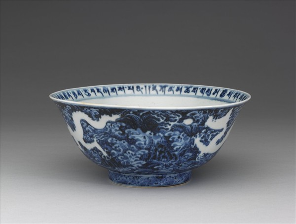 藍地白花龍紋碗