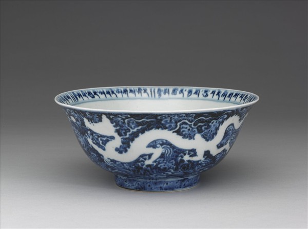 藍地白花龍紋碗