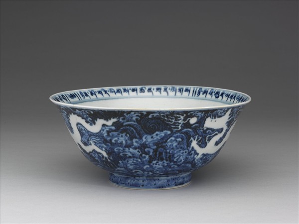 藍地白花龍紋碗