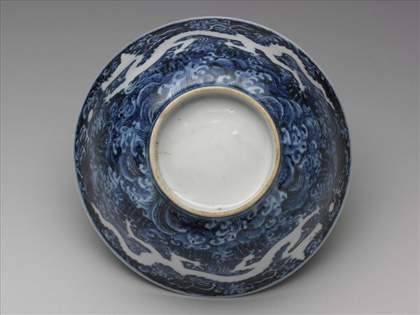 藍地白花龍紋碗