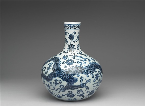青花穿蓮龍紋天球瓶