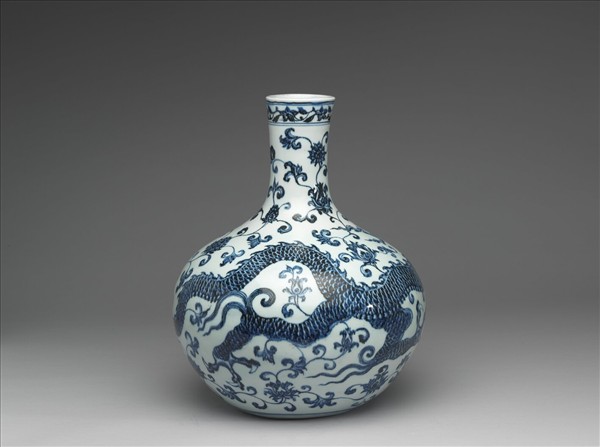 青花穿蓮龍紋天球瓶