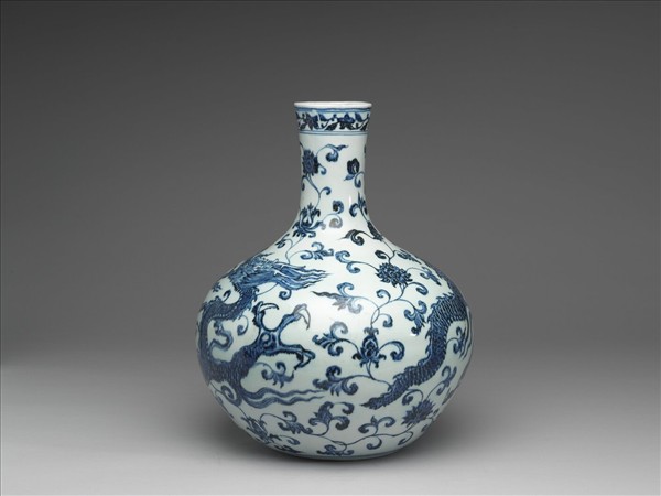 青花穿蓮龍紋天球瓶