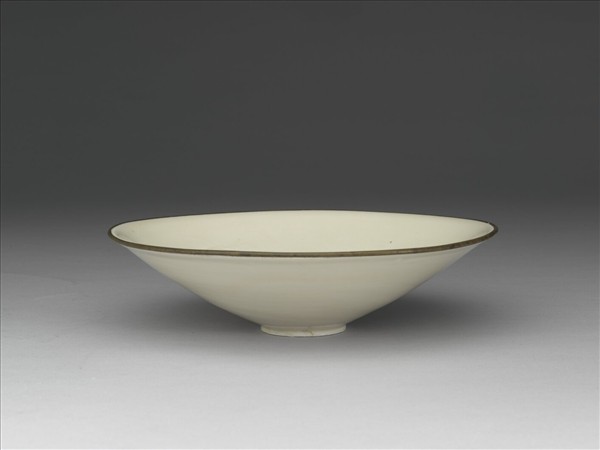 定窯 白瓷劃花蓮塘雙鳧笠式碗