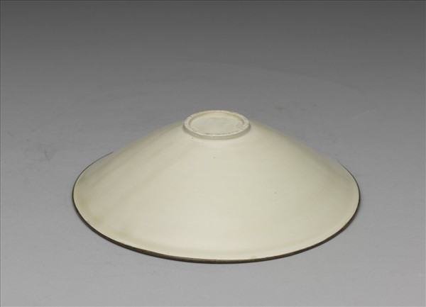 定窯 白瓷劃花蓮塘雙鳧笠式碗