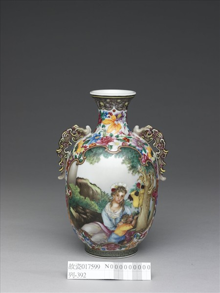 琺瑯彩開光西洋人物圖螭耳瓶- 故宮