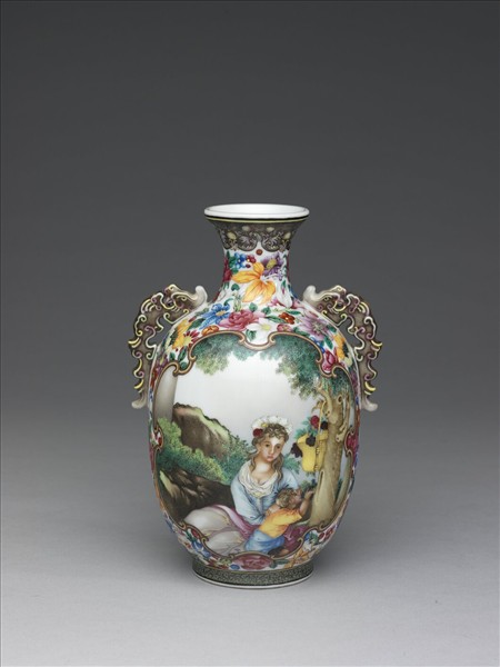 琺瑯彩開光西洋人物圖螭耳瓶