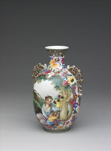 琺瑯彩開光西洋人物圖螭耳瓶