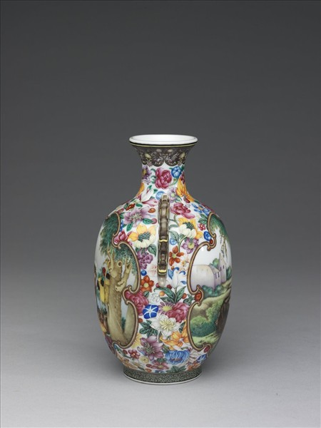 琺瑯彩開光西洋人物圖螭耳瓶