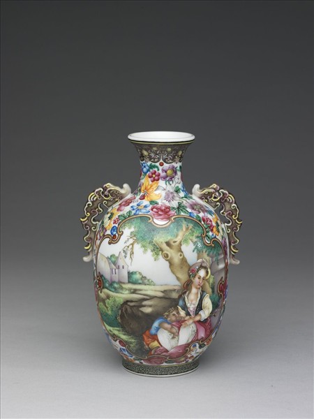 琺瑯彩開光西洋人物圖螭耳瓶